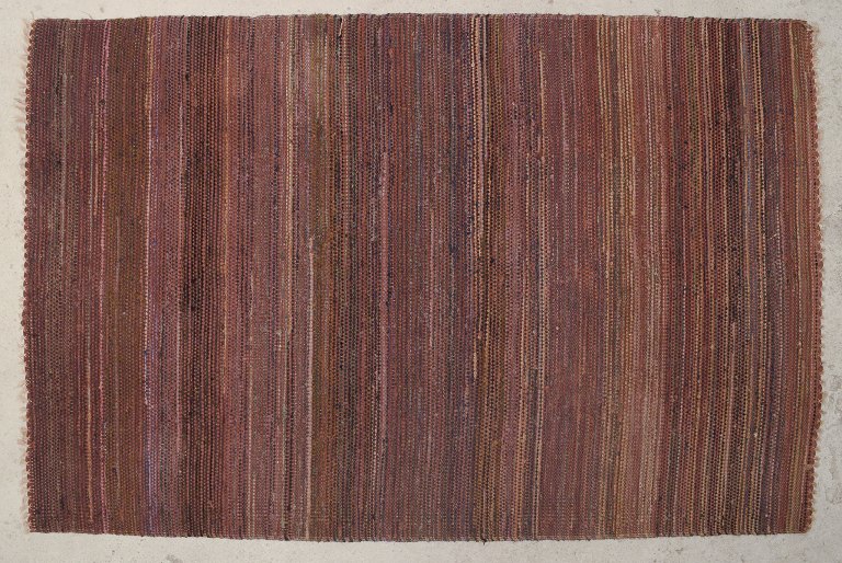 Skandinavisk tekstildesigner.
Håndknyttet Kelimtæppe i mørke nuancer.