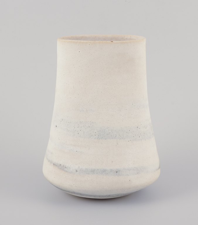 Lucie Rie (1902-1995), østrigsk-født britisk keramiker. Eget værksted. Stor modernistisk unika vase i glaseret stentøj.