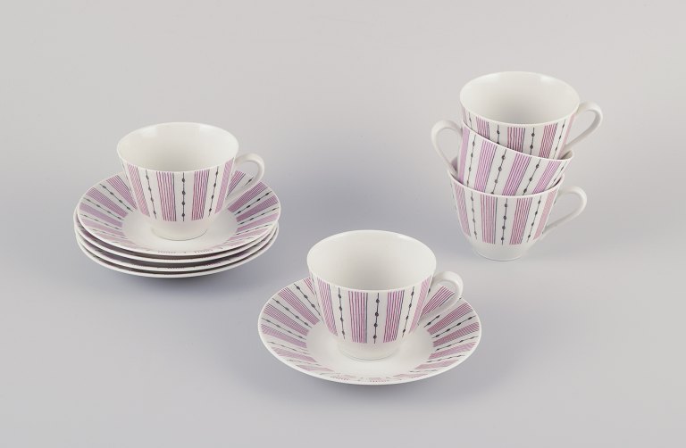 Gunnar Nylund for Rörstrand. Et sæt på fem "Casino" kaffekopper med tilhørende 
undekopper.