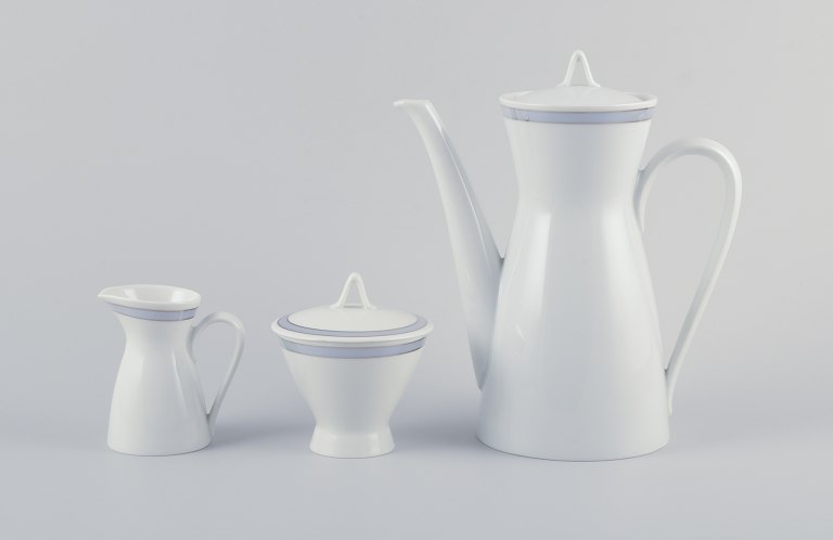 Raymond Loewy for Rosenthal, Tyskland. 
Kaffesæt af porcelæn bestående af kaffekande, sukkerskål og flødekande.