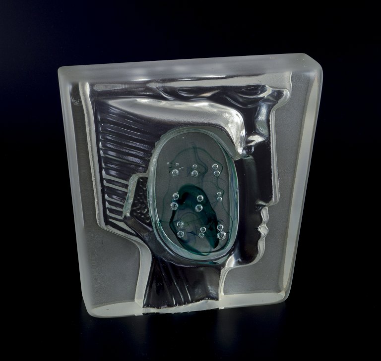 Murano, Italien. 
Skulptur af kunstglas. Motiv af kvindeansigt.