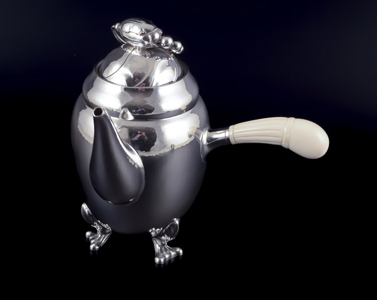 Georg Jensen Magnolia kaffekande i hammerslået sterlingsølv med hank af ben.