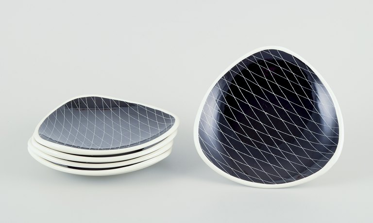 Schramberg, Germany. A set of five small "Mignon" plates in faience.