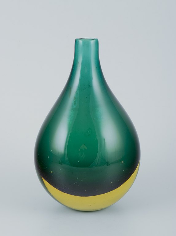 Murano, Italien.Vase i grønt kunstglas. Buttet form.