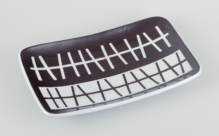 Ingrid Atterberg for Upsala Ekeby.
Aflangt fad af keramik. Brun og hvid glasur.