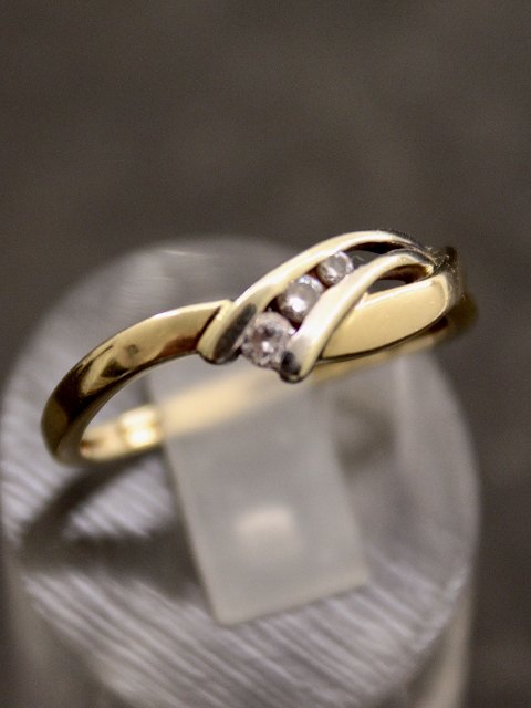 14 carat gold ring with clear stones