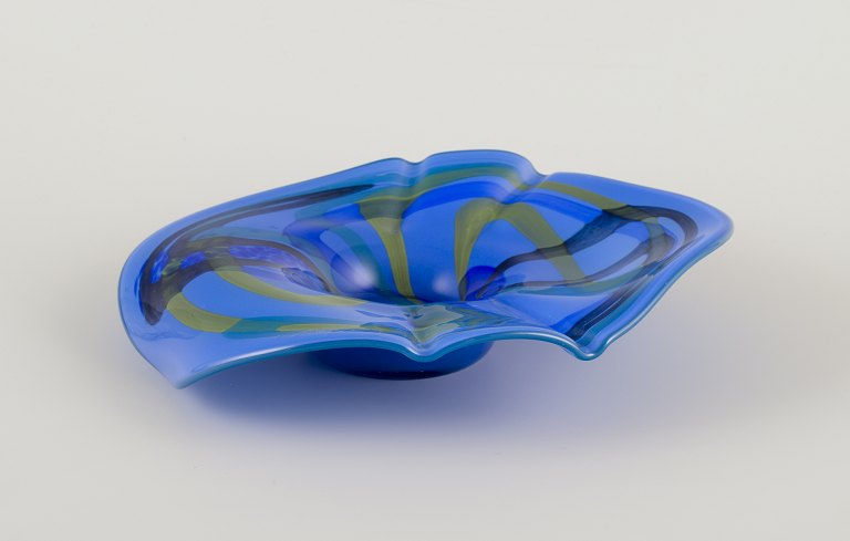 Tjekkisk glaskunstner.Skål i kunstglas. Organisk form.