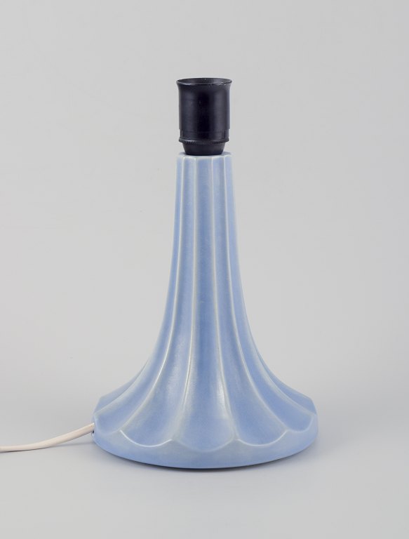 Ewald Dahlskog (1894-1950) for Bo Fajans, Gefle, Sverige.
Art Deco bordlampe af keramik, rillet design.
