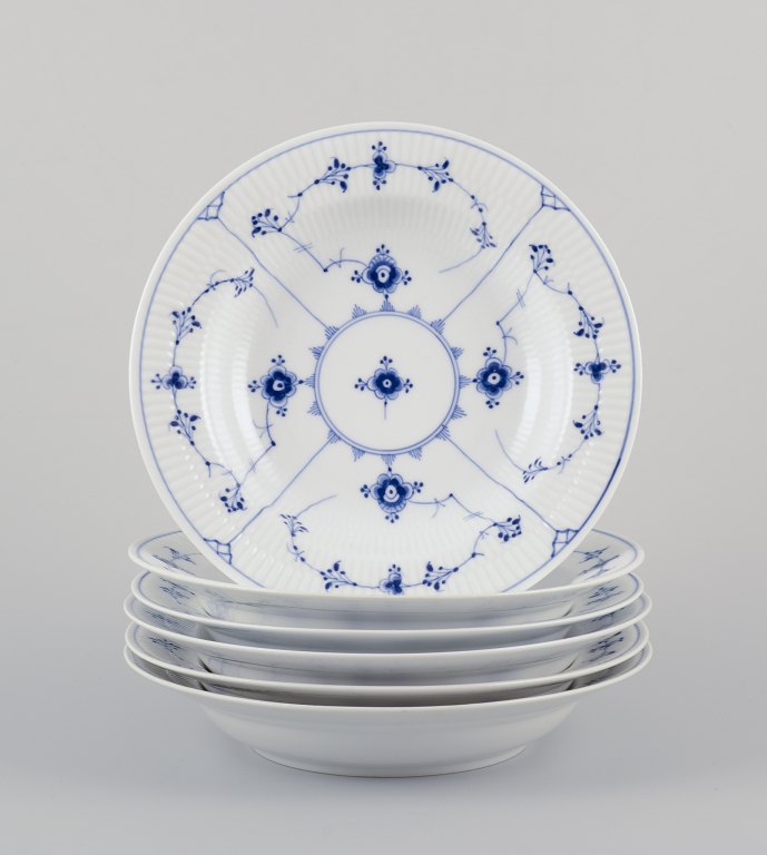 Royal Copenhagen Musselmalet Riflet.
Et sæt på seks dybe tallerkener.