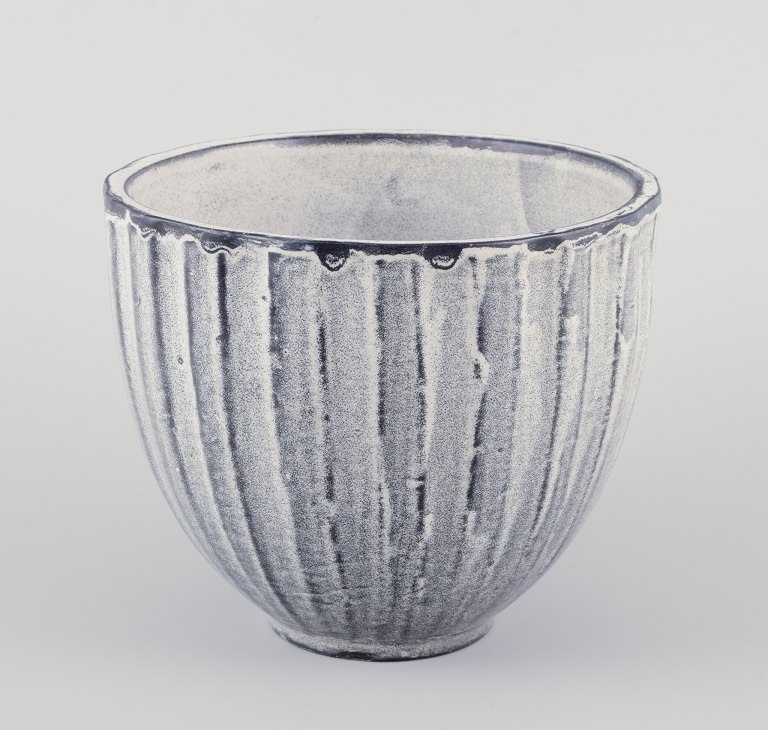 Svend Hammershøi for Kähler.
Stor vase/urtepotteskjuler af keramik.