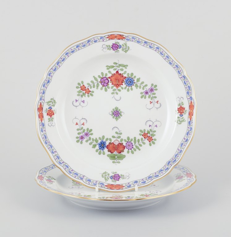 Meissen, Tyskland. To ”Kakiemon” tallerkener af porcelæn.
