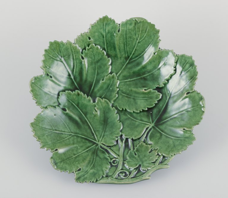 Höganäs, Sverige, løvformet Art Nouveau fad af keramik.