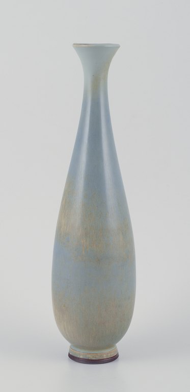 Berndt Friberg for Gustavsberg Studiohand, Sverige.
Stor slank vase af keramik.