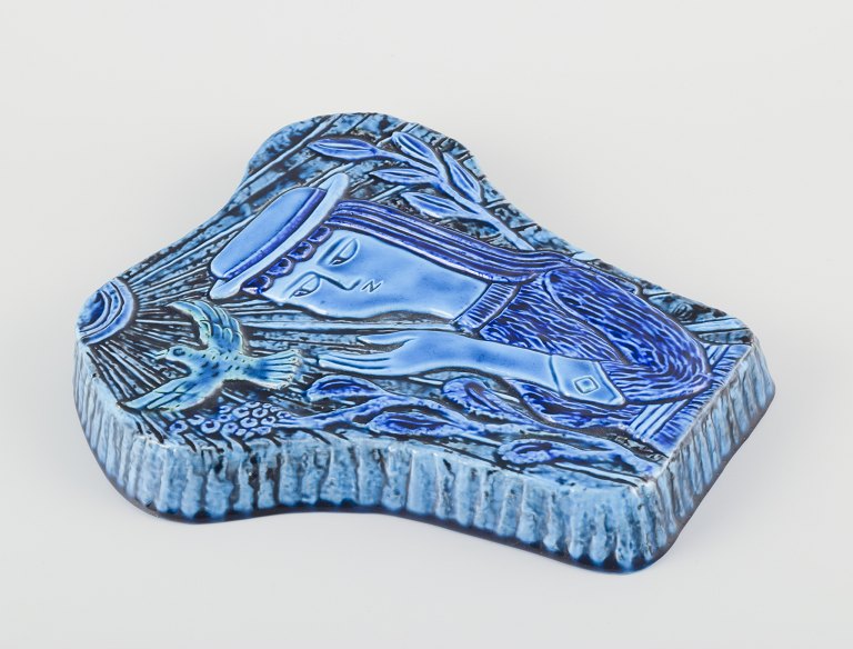 Gunnar Nylund for Rörstrand, Sverige.
Stort vægrelief af glaseret keramik.