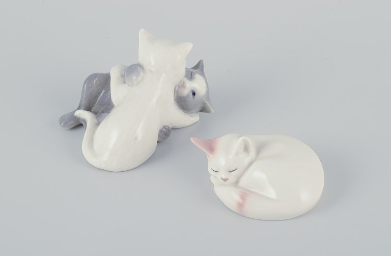 Royal Copenhagen minicollection, to porcelænsfigurer af sovende kattekilling og 
figur af legende kattekillinger.