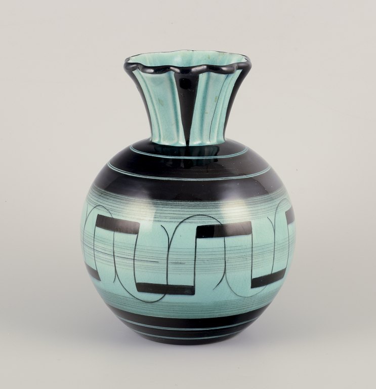Ilse Claesson for Rörstrand.
Stor Art Deco vase af fajance.
