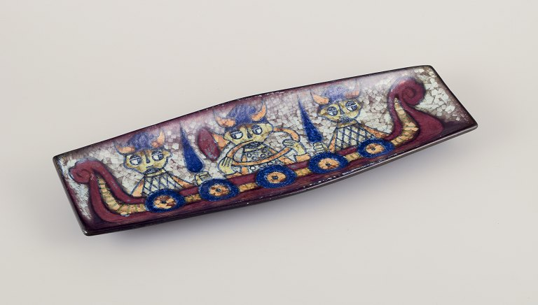 Marianne Starck for Michael Andersen, Bornholm.
Stort aflangt fad af keramik.