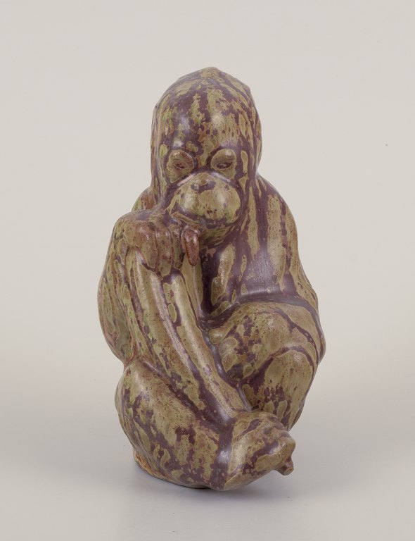 Arne Bang (1901-1983), figur af orangutang i glaseret lertøj.