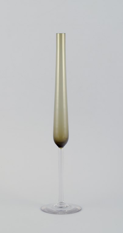 Bengt Orup (1916-1996), Swedish glass artist, for Johansfors, Sweden.‘Tulip vase’ on foot. Tall and slender.