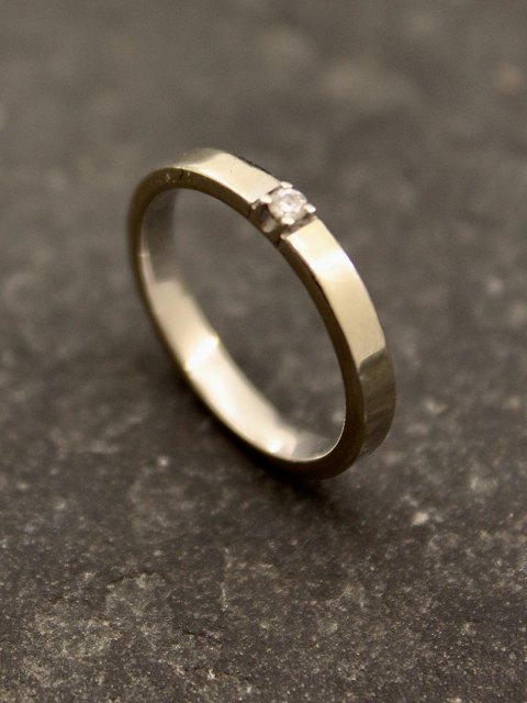 14 karat hvidguld ring med diamant