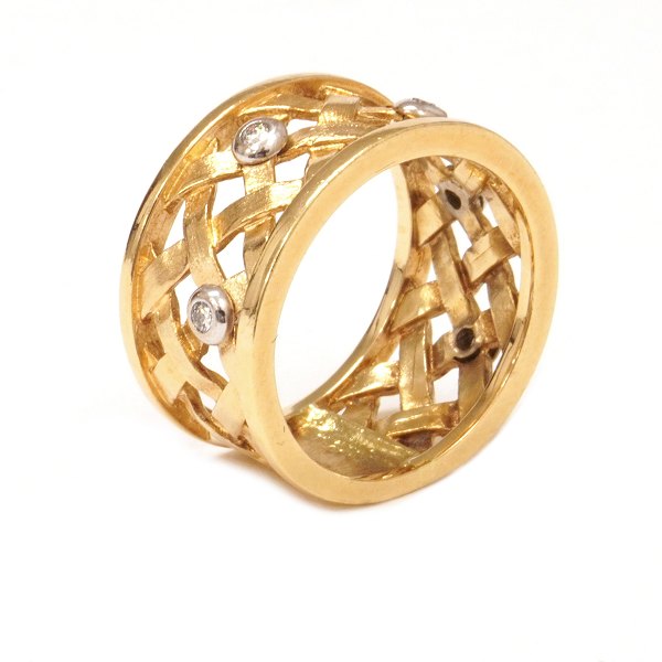 Ole Lynggaard fletring i 14kt guld prydet med 5 brillanter. Stemplet Ole L. 
Ringbredde: 11mm. Ringstr: 54