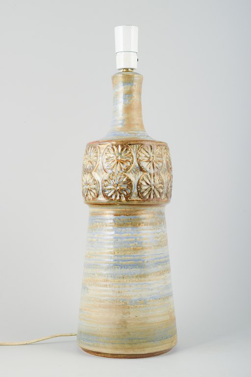 Arne Finne for Søholm.
Meget stor keramiklampe.