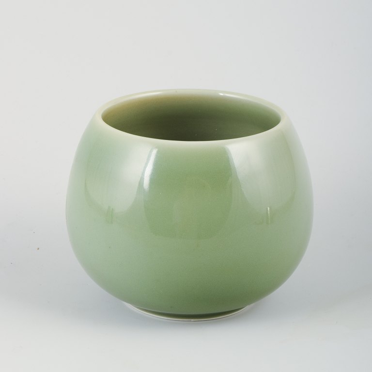 Royal Copenhagen. Keramikvase i celadon glasur. Model: 20510.