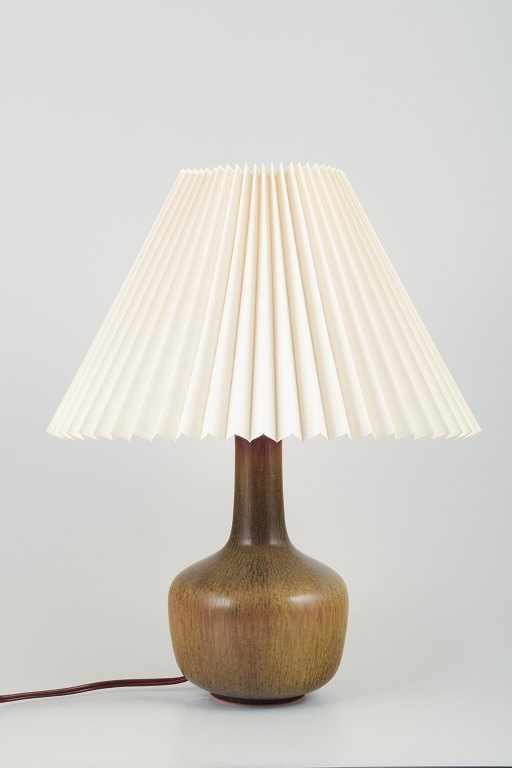 Eva Stæhr-Nielsen (1911-1976) for Saxbo, Danmark.
Keramik bordlampe, plisseret Le Klint lampeskærm.