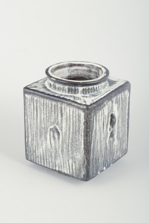 Svend Hammershøi (1873-1948) for Kähler. 
Firkantet vase i glaseret keramik.