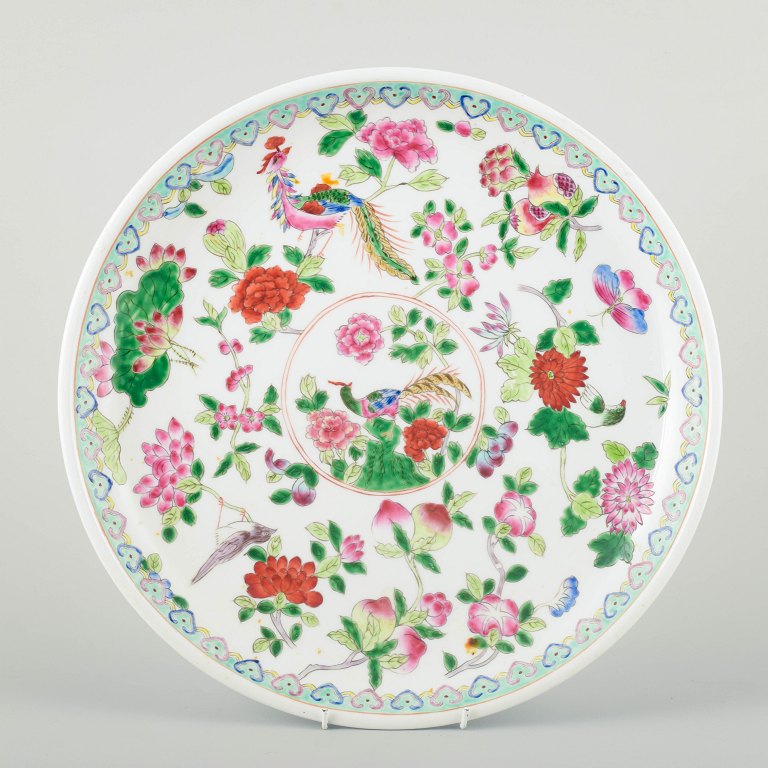 Kina, Tongzhi (1862–1874), 1800-tallet.
Stort fad i porcelæn, dekoreret med blomster, frugter og fugle i flerfarvet 
emalje (famille rose).
