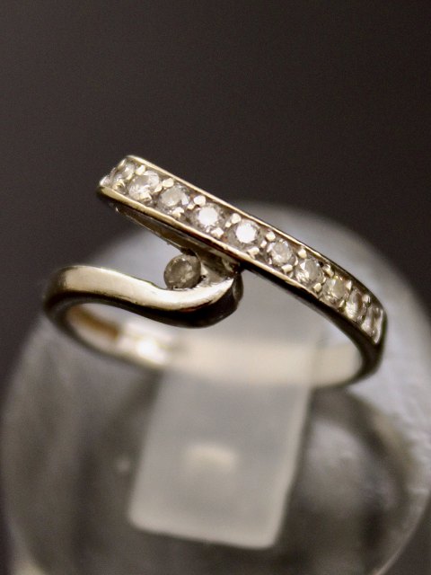 14 karat hvidguld ring  med adskillige diamanter
