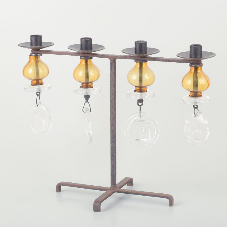 Erik Höglund for Kosta BodaFirearmet stage i jern med ophængte glasprismer.