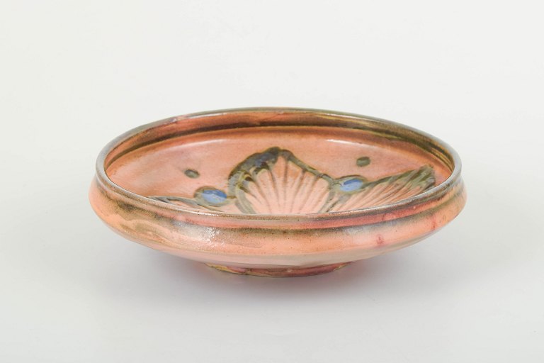 Kähler, Danmark
Lille skål/fad i rosa kohorn-glasur.