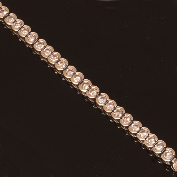 14kt white gold tennis bracelet with 62 diamonds with a total of circa 3,0ct. L: 
19,5cm. W: 4mm. W: 15gr