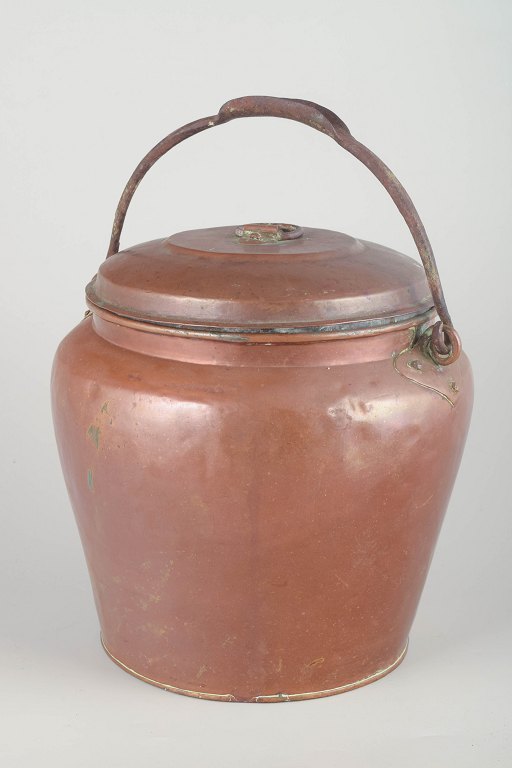 Danish maternity pail, 19th century.Copper maternity pail with lid and curved handle.