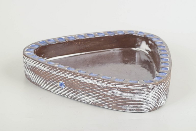 Mari Simmulson for Upsala Ekeby
Trekantet fad, model 4155, 1960’erne.