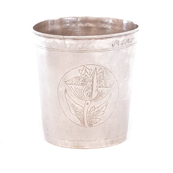 Barokt sølvbæger med dekoration i form af tre kartoucher med stiliserede blomster. Mester Wolf Petersen, Haderslev, 1746-63. H: 8,4cm