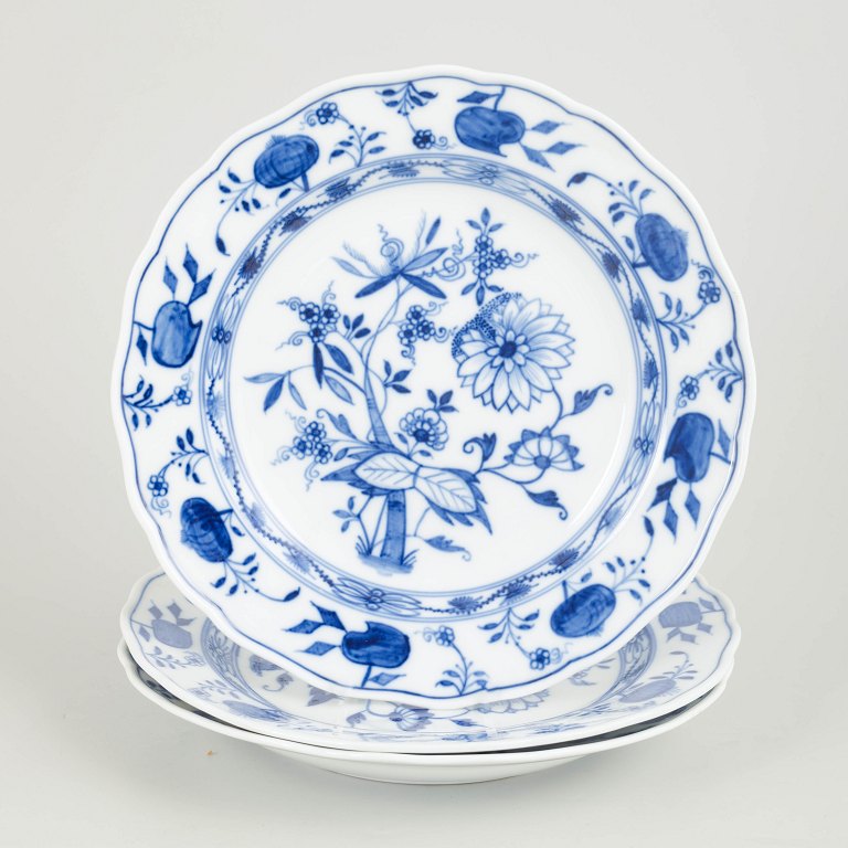 Meissen, Blue Onion dinner plates, set of 3.