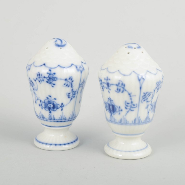 Royal Copenhagen Musselmalet Riflet, salt- og pebersæt.