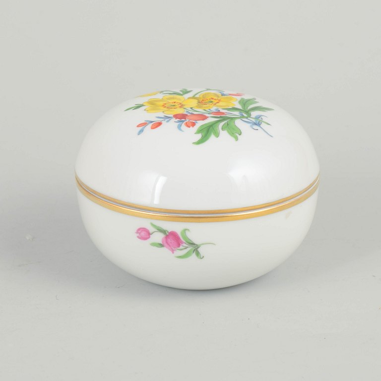 Meissen, lågkrukke med polykrom blomsterdekoration.