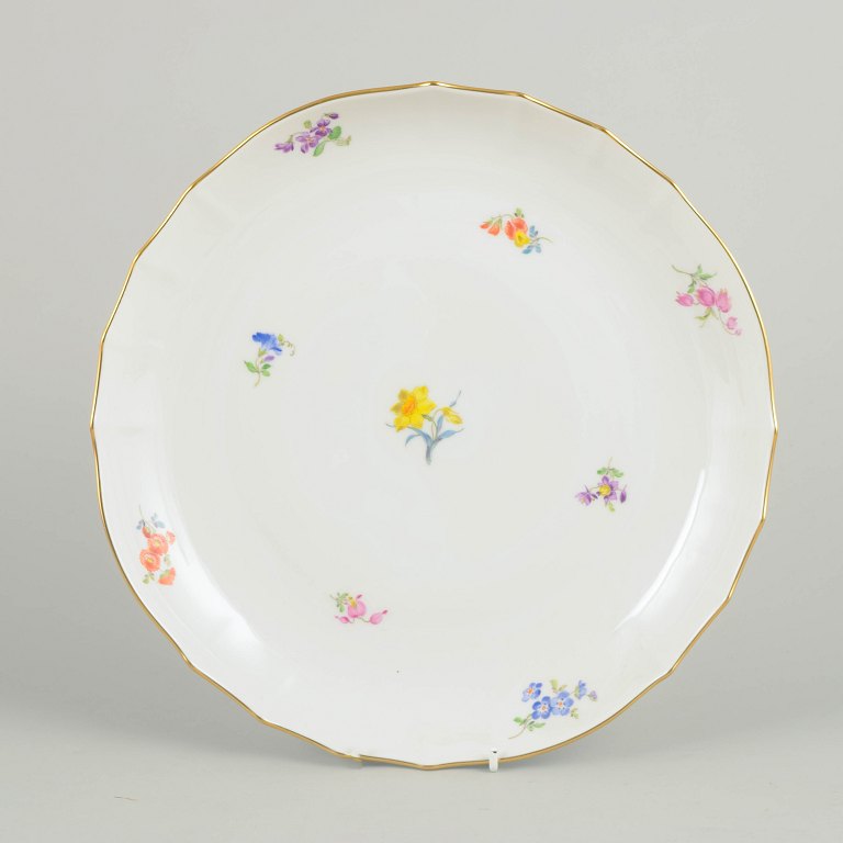 Meissen, stort fad med polykrom blomsterdekoration.
