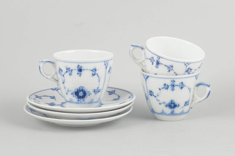 Royal Copenhagen Musselmalet Riflet, sæt af tre kaffekopper med underkopper.