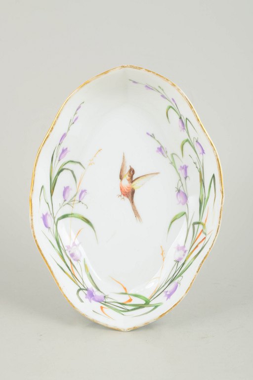 Royal Copenhagen, ovalt fad med fuglemotiv.