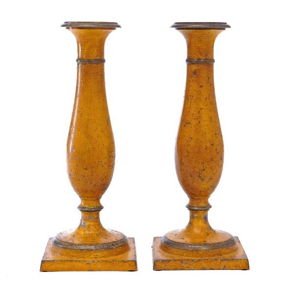 Et par mørkegule originaldekorerede tulipanstager udført i tin. Danmark ca. år 1840. H: 21cm