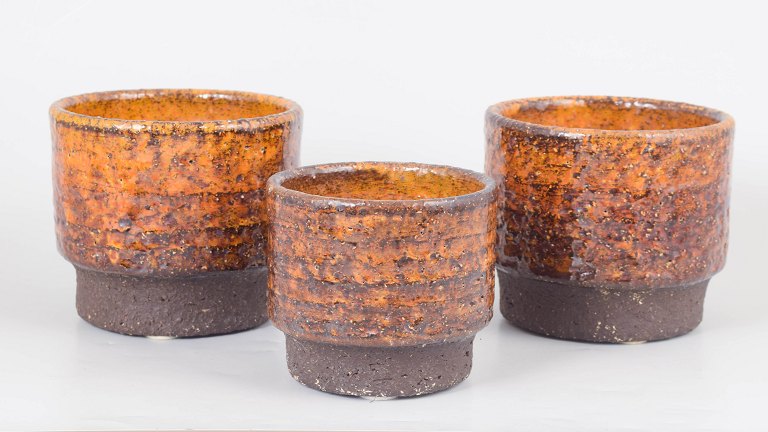 Hegnetslund, set of three stoneware plant pots.