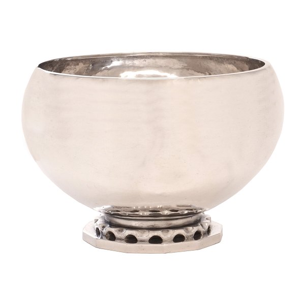 Stor rund Hans Hansen sterlingsølv skål på 12-kantet fod med gennembrudte dekorationer. Stemplet Hans Hansen og dateret 1936. H: 12,5cm. D: 19cm. V: 744gr