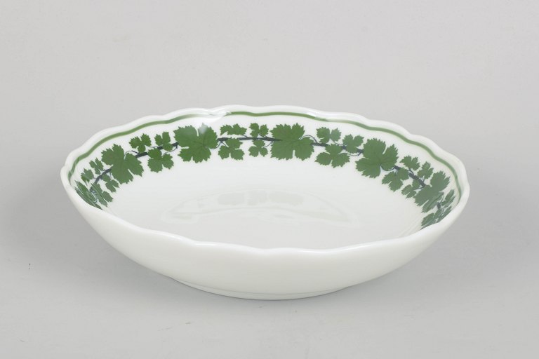 Meissen, round bowl with vine leaf pattern.
